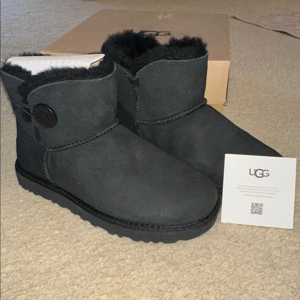 UGG Mini Bailey Button II Boots Sz 8 NIB